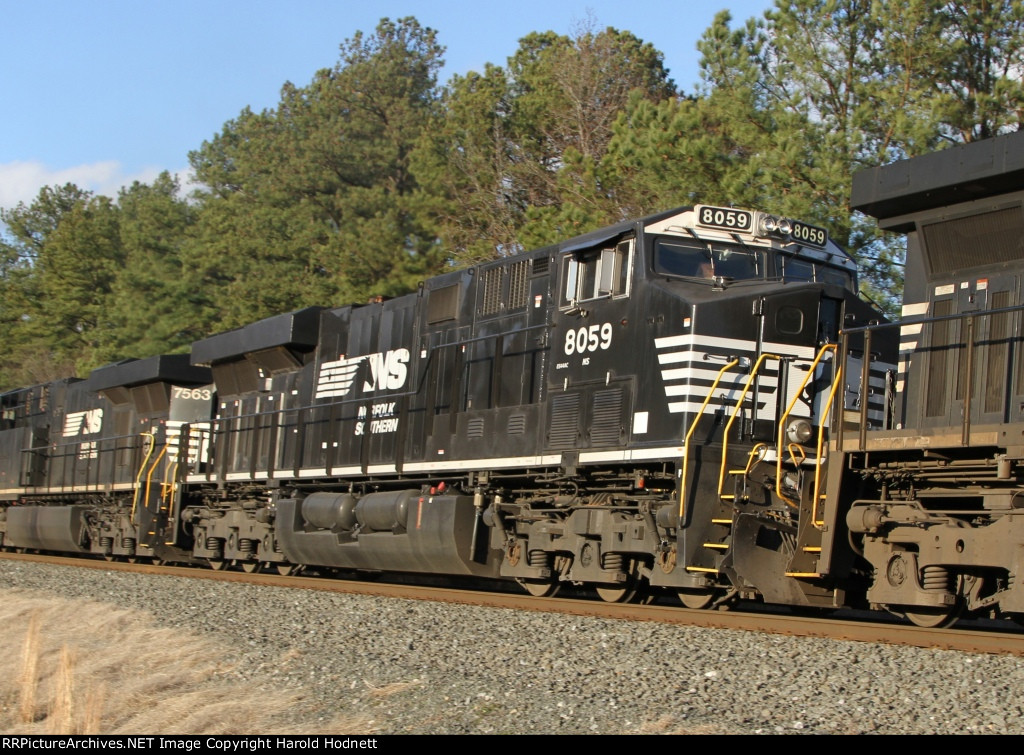 NS 8059 heads east on NS train 42Z